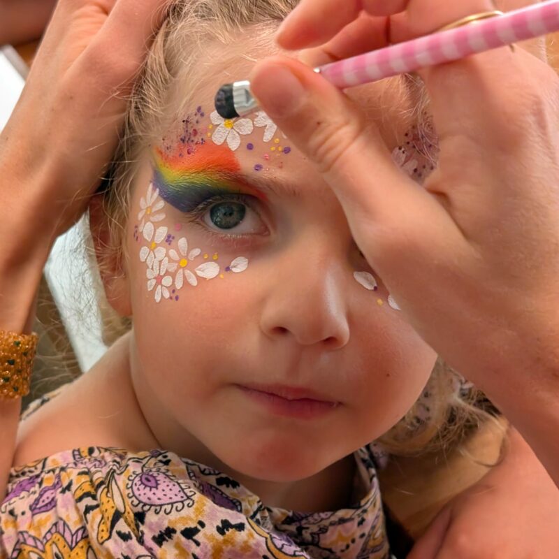 Enfants-Anna en plein maquillage petite fleur